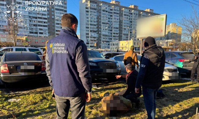 «Бронь» за тисячі доларів: у Києві затримали ексначальника відділу мобілізації на хабарі