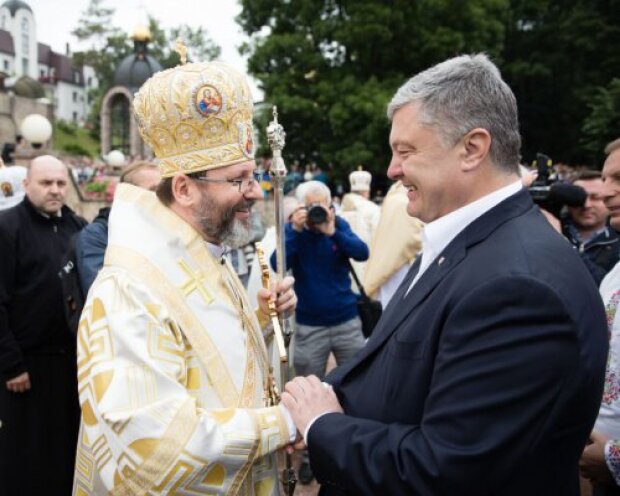 “Закликаю усіх помолитися за Україну” – Порошенко у Зарваниці