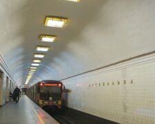 Внаслідок обстрілів у Києві зупинено рух частиною "червоної гілки" метро