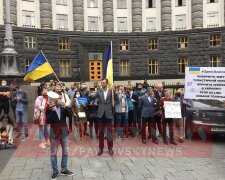 Під Кабміном вимагають пустити іноземців в Україну (фото)