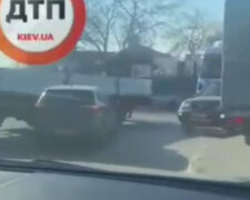 У Києві легковик на перехресті заїхав під причеп фури: рух заблоковано (відео)