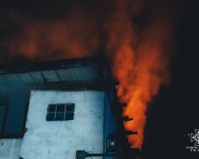 На Мінському масиві загорілось сміття, а вогонь — перекинувся за дах одного з 2-поверхових гаражів