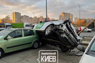 Зробив сальто і розтрощив шість машин: водій таксі Bolt влаштував масштабну ДТП у Києві (відео)