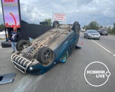 Перекинувся на дах: біля Вишгородської дамби сталася серйозна ДТП