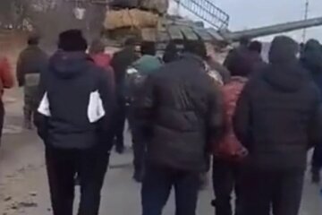На Чернігівщині місцеві жителі завернули колону російських танків (відео)