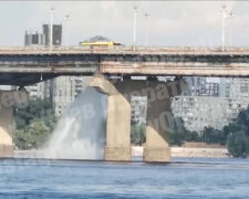 Трубу прорвало: На мосту Патона утворився водоспад (відео)
