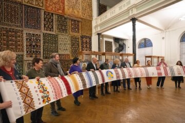 До створення «Рушника Єднання», довжина якого 12,5 метрів, доєдналися київські майстрині