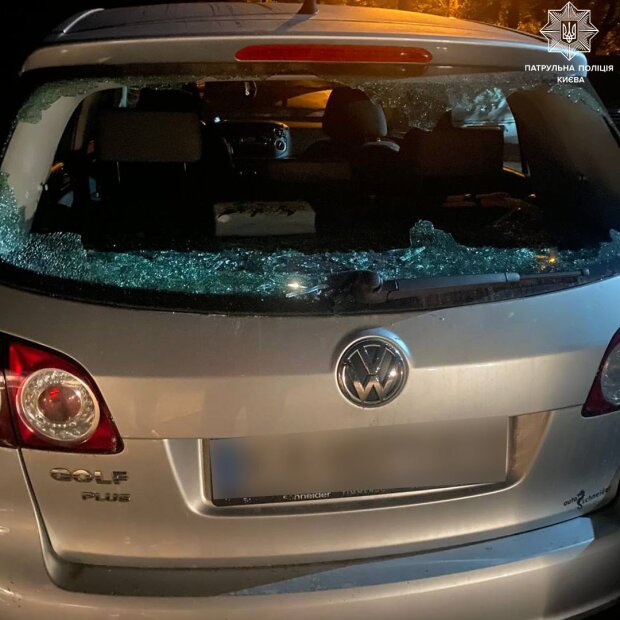 У Києві чоловік розбив вікно в автомобілі та погрожував ножем перехожим