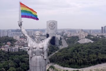 Меч Батьківщини-матері прикрасили прапором ЛГБТ (відео)