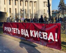 Руки геть від Києва: під Верховною Радою відбувається флешмоб проти закону про столицю (відео)