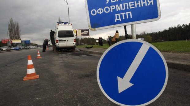 Масова аварія у Києві: на бульварі Дружби народів зіткнулися одразу 9 авто (відео)