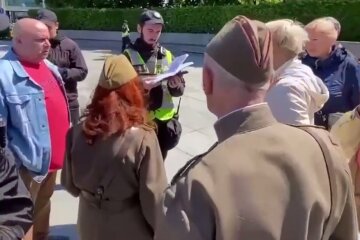 У Києві на пенсіонерку, що несла квіти до Вічного вогню у забороненій в Україні формі СРСР, склали протокол