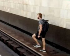 «Пішов до тунелю»: у Києві невідомий блокував рух поїздів у метро