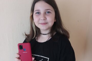 Українські воїни повернули 10-річній дівчинці смартфон, який забрали окупанти у Тростянці