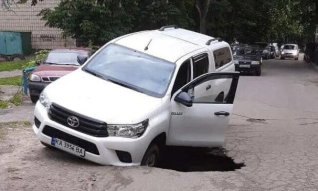 У Солом’янському районі машина провалилася колесом під асфальт