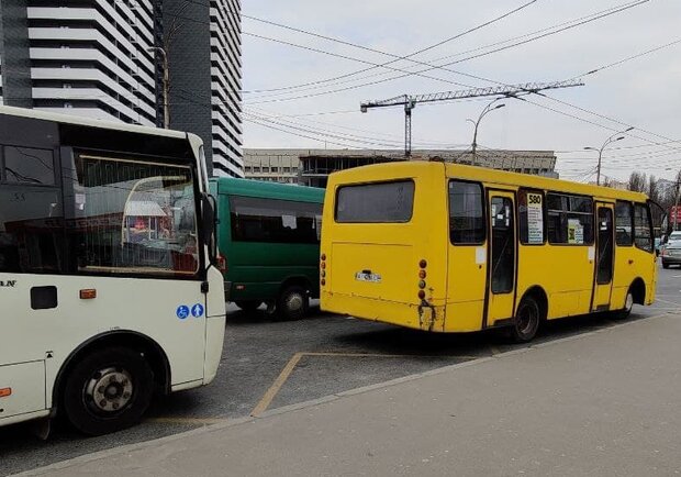 З київської маршрутки на ходу випала пасажирка