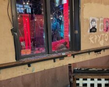 У Києві на Подолі невідомі розгромили бар (відео)