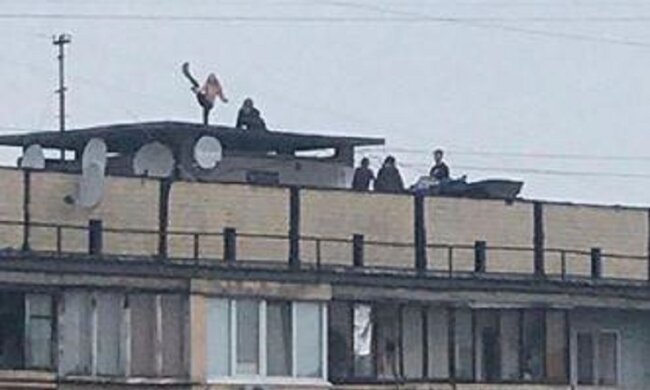 Під Києвом діти влаштували танці на даху багатоповерхівки