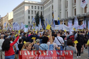 Останнє попередження Зеленському: підприємці на мітингу показали президенту жовту картку (відео)