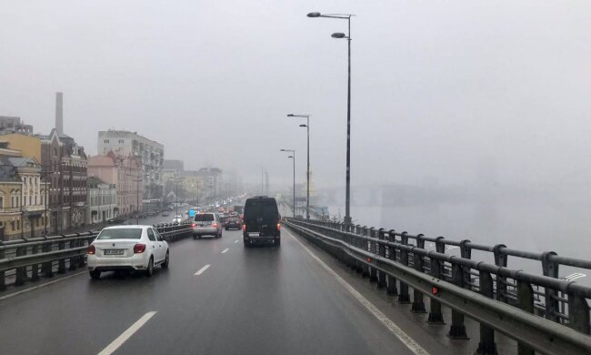 Київ у полоні туману: водіїв попереджають про небезпеку на дорогах