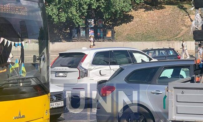 Відмовили гальма: військова вантажівка протаранила декілька автівок у Києві