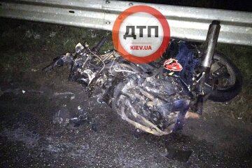 Під Києвом хлопець та дівчина розбились на мотоциклі