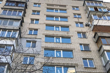 На Солом’янці комунальники замінюють вікна в старих будинках