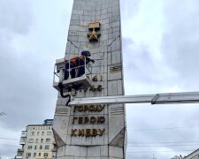 У Києві на Галицькій площі обеліск "Місто-герой" очищають від радянської символіки