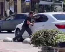 У Києві автомобіліст вдарив ножем водія евакуатора (відео)