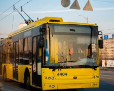 У Києві поранили ножем у груди пасажира тролейбуса
