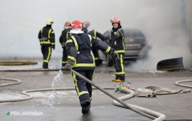 Під час гасіння пожежі в Києві вогнеборці врятували двох людей