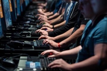 Робота в 3 зміни, ЗП – 9 тис. В Україні розкрили ботоферму