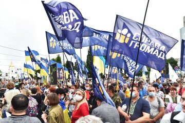 На підтримку Порошенка під Печерським судом зібрались тисячі людей (наживо)