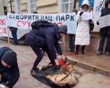 Привернути увагу Зеленського: активісти принесли бензопили під Держлісагентство (відео)