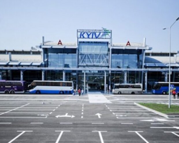 Аеропорт “Київ” тимчасово припиняє свою роботу
