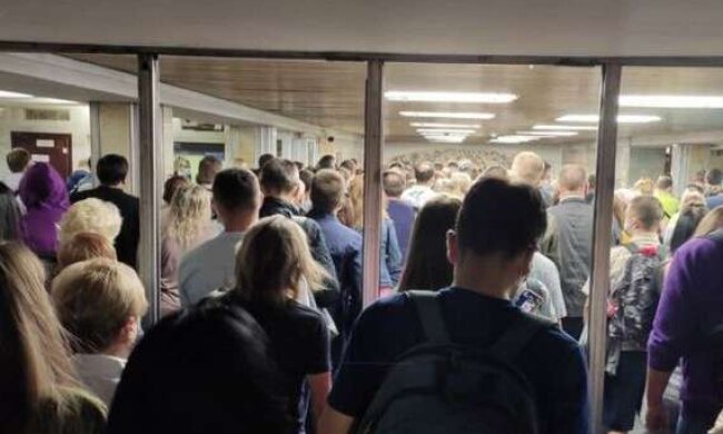У Київському метрополітені на двох станціях утворилися натовп і тиснява (відео)