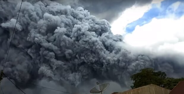 Хмара чорного попелу на 5 км: на Суматрі прокинувся вулкан Сінабунг (відео)