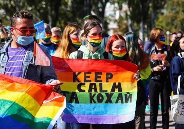 Київська ЛГБТ-спільнота виходить на мітинг протесту до Офісу президента