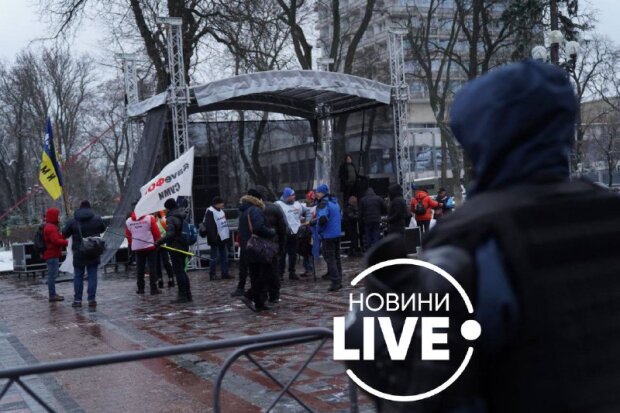 День “державного перевороту”: що відбувається у Києві зараз