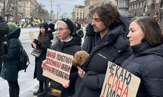 Відомий шоумен Дантес і його дівчина у центрі Києва взяли участь у мітингу з родичами полонених захисників