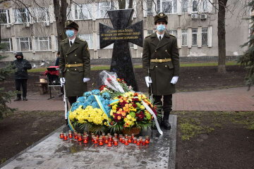 У Подільському районі відкрили пам’ятник місцевим жителям, загиблим за Україну