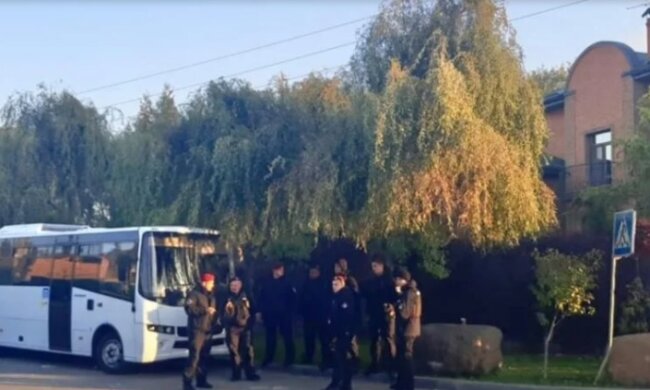 Акція під будинком Порошенка в Козині: вночі сталося кілька сутичок, на місці чергує поліція