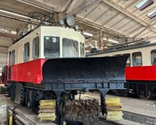 Київ розчищає рейки: як вагони-снігоочисники рятують трамвайні маршрути.