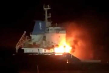 У судно під турецьким прапором у Херсоні влучила російська ракета (відео)