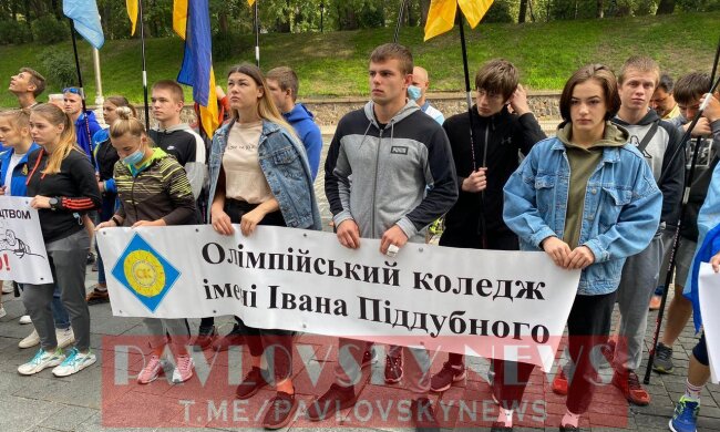 Не дамо перетворити Україну в лукашенківську Білорусь: під Кабмін вийшли побиті студенти коледжу Піддубного