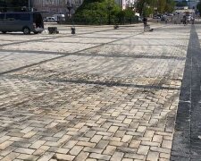 Софійську площу другий день намагаються відмити після вандального дрифту (відео)