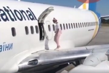 В Борисполі затримали рейс через жінку, що вийшла на крило літака через аварійний люк (відео)