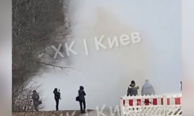 У Києві на Іподромі з-під землі прорвало фонтан окропу (відео)