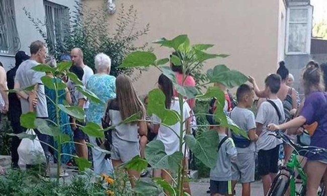 У Білій Церкві чоловік з ножем погрожував дітям просто на вулиці (відео)