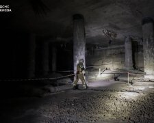 Провал у часі: київський екстремал впав у середньовічну вулицю на Поштовій